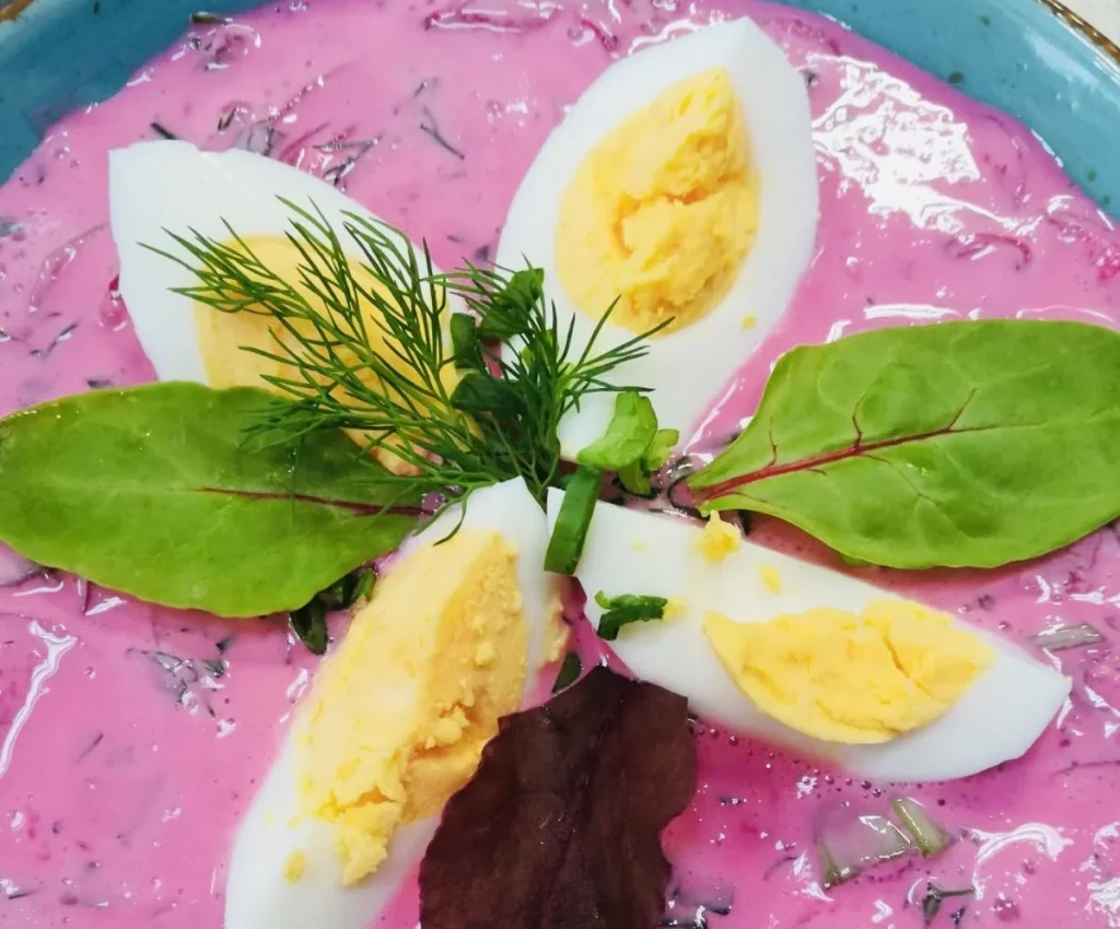 Dobre jedzenie w Pile to różowa zupa buraczana z jajkiem na twardo.